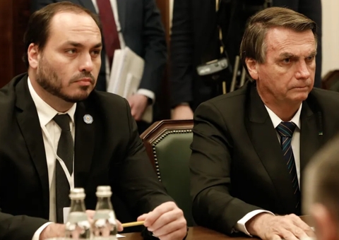 Bolsonaro teve médico chamado após soluços piorarem, afirma Carlos