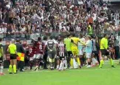 Fotógrafo é atingido por bomba em confusão durante final da Copa do Brasil