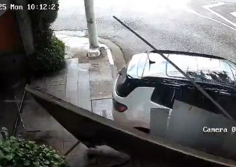 Mulher foge de motel, derruba portão, bate em carros e é presa em SP