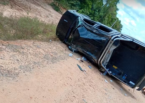 Pneu de caminhonete estoura e causa grave acidente na BR-319