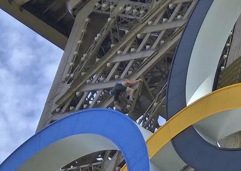 Homem escala Torre Eiffel antes da cerimônia de encerramento das Olimpíadas