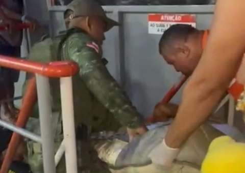 Vídeo mostra resgate de mulher que deu à luz dentro de embarcação no Amazonas