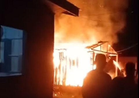 Incêndio destrói casa onde viviam cinco crianças em Carauari; vídeo