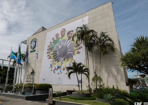 Seleção feminina é homenageada com painel na fachada da CBF após prata