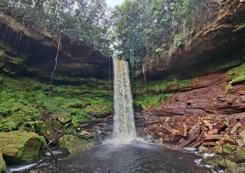 Guias descobrem nova cachoeira com queda de 35 metros em Presidente Figueiredo