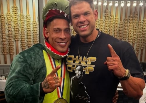 Ramon Dino se fantasia de dinossauro para comemorar o Mr. Olympia 2025
