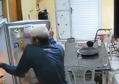 Criminosos invadem casa e levam até comida durante assalto no Nova Cidade; veja vídeo