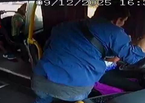 Motorista de ônibus é agredida por vendedor de bombons em Manaus; vídeo é chocante