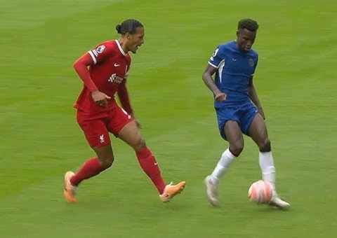 Al-Hilal faz proposta por Van Dijk e oferece salário de R$ 126 milhões