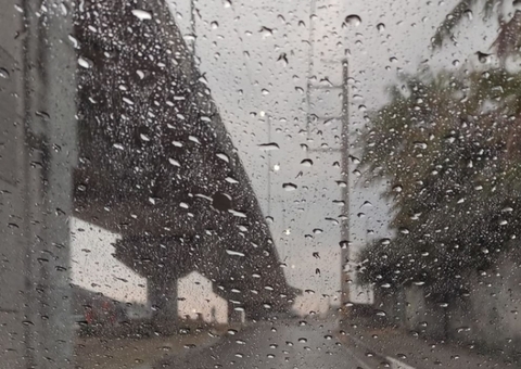 Manaus amanhece com chuva e céu nublado neste sábado