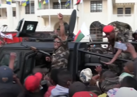 Militares tomam poder após fuga do presidente em Madagascar