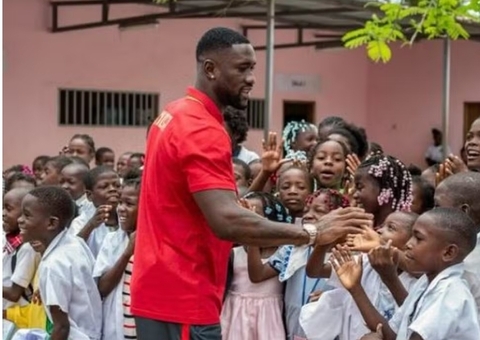 Zagueiro do Botafogo aproveita Data Fifa para fazer ação em Luanda