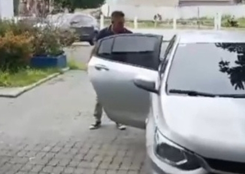 Veja momento em que professor é preso por assediar aluna dentro de escola em Manacapuru