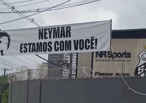 Após cobrança, faixa em apoio a Neymar é estendida em frente a CT do Santos