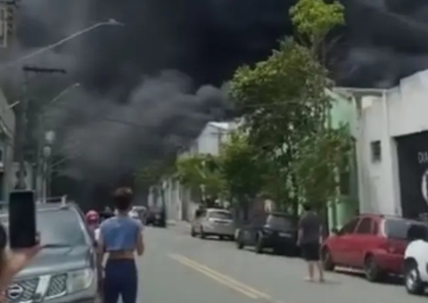 Incêndio atinge fábrica no Brás e deixa duas pessoas feridas em São Paulo