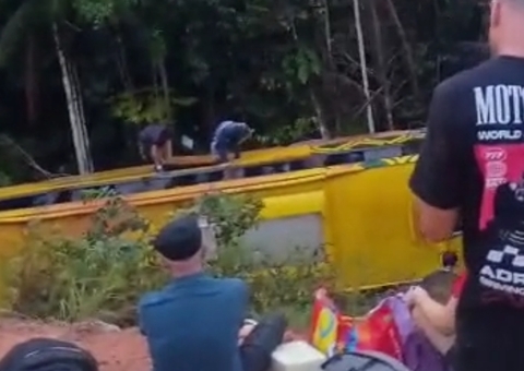 Ônibus capota na BR-319 próximo a igarapé; veja vídeo