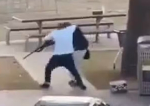 Vídeo mostra momento em que civil desarma atirador durante tiroteio na Austrália; veja