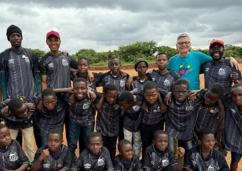 Santos doa 100 uniformes para escolinha de futebol de órfãos no Congo