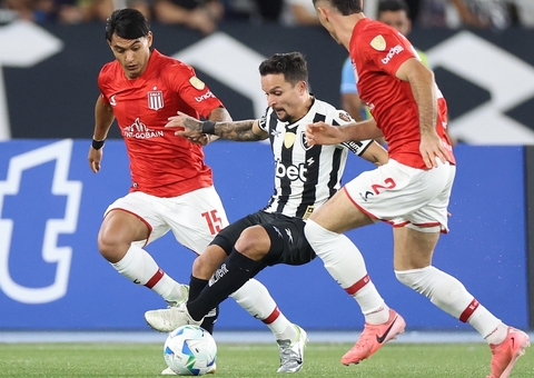 Botafogo vence Estudiantes em jogo emocionante e segue vivo na Libertadores