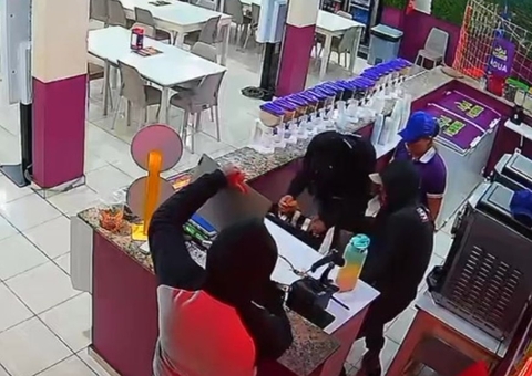 Criminosos assaltam loja de açaí e causam prejuízo de R$ 5 mil no Planalto; vídeo