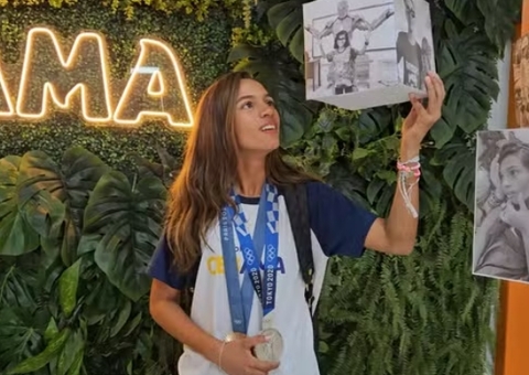 Rayssa Leal retorna de Paris e desfila em carro do Corpo de Bombeiros