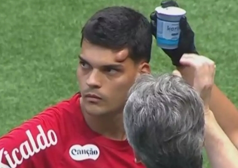 Gabriel Brazão sofre pancada na cabeça e deixa jogo do Santos de ambulância