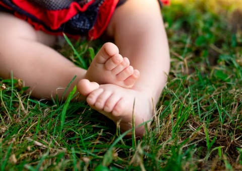 Motociclista sofre acidente e arremessa filho de 2 anos para tentar salvá-lo