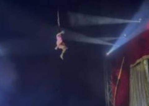 Artista despenca durante acrobacia aérea suspensa pelos cabelos e circo se pronuncia