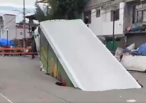Vídeo impressionante mostra caminhão sendo engolido por cratera no México; veja