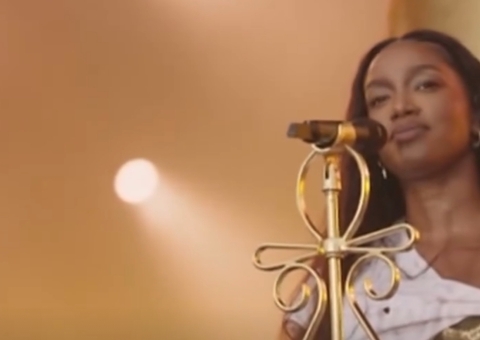 Iza volta às suas origens e entrega ópera reggae brasileira no The Town