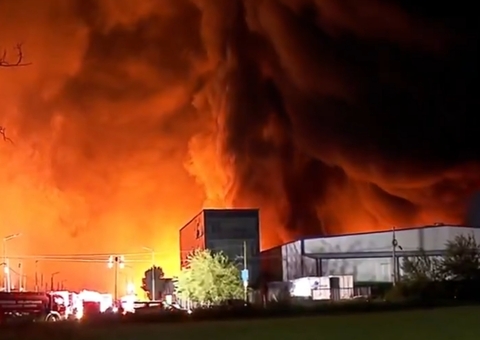 Incêndio de grandes proporções atinge indústrias na Argentina; veja vídeo