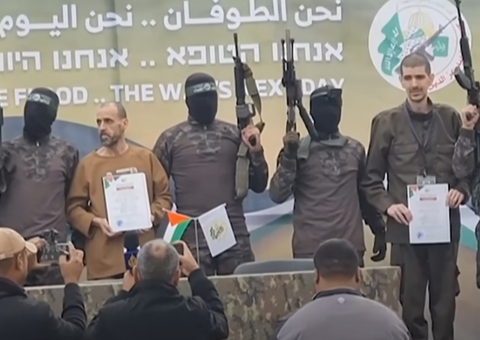 Após impasse, Hamas volta a libertar reféns israelenses