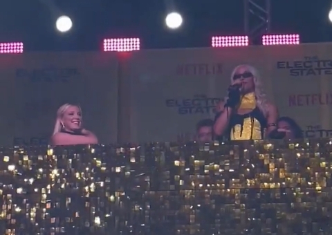 Millie Bobby Brown sobe em trio elétrico e interage com Pabllo Vittar em festa da Netflix