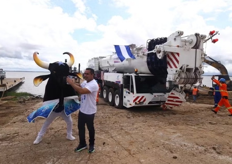 Guindastes chegam a Parintins para apresentações do Boi Caprichoso