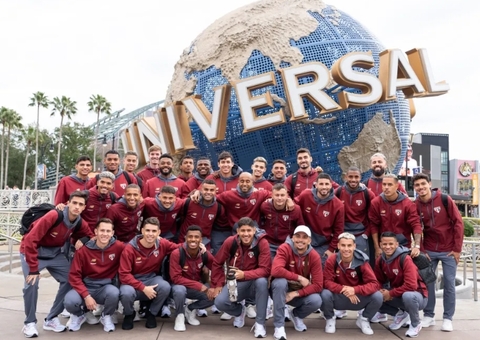 De folga, jogadores do São Paulo e do Cruzeiro visitam parques da Universal