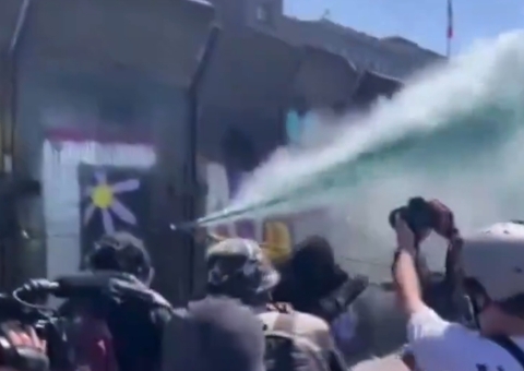 Jovens protestam contra governo do México após morte de prefeito; vídeo