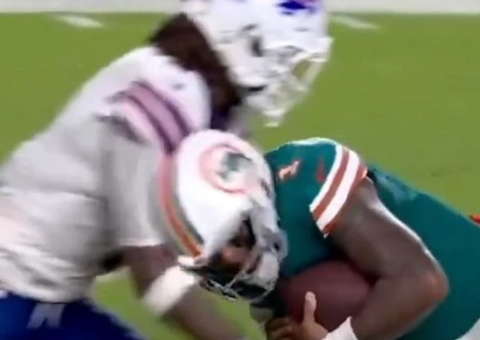 NFL: jogador do Miami Dolphins é hospitalizado após choque de cabeça