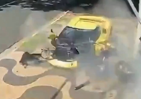 Funcionário perde o controle e bate Ferrari de R$ 3 milhões; veja vídeo 
