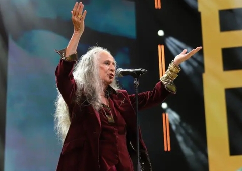 Maria Bethânia reclama do som em show: 'me respeitem'