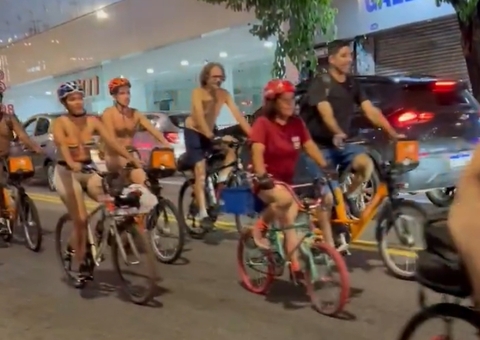 Pedalada reúne ciclistas sem roupa para pedir segurança no trânsito