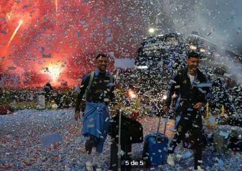 Campeões da Copa América, jogadores argentinos são recebidos com festa em Buenos Aires