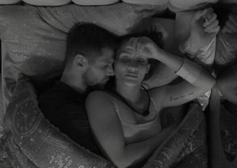 Após se beijarem em festa do BBB26, Jonas e Maxiane dormem juntos