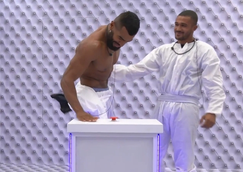 Fora do jogo: Ricardo aperta botão vermelho do Quarto Branco e desiste do BBB26