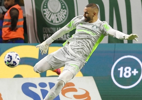 Weverton sofre lesão na mão e deve desfalcar Palmeiras contra o Flamengo