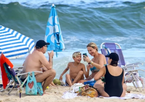 De volta ao Brasil, Luana Piovani curte praia do Leblon com filho