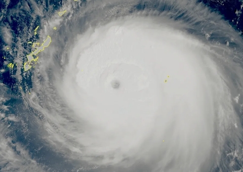 Supertufão força retirada de 1 milhão e destrói edifícios nas Filipinas