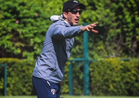 Zubeldía explica craques no banco contra o Palmeiras