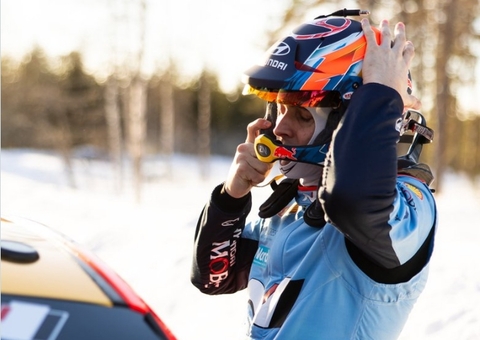 FIA aplica primeira multa a piloto por xingar após endurecer regras