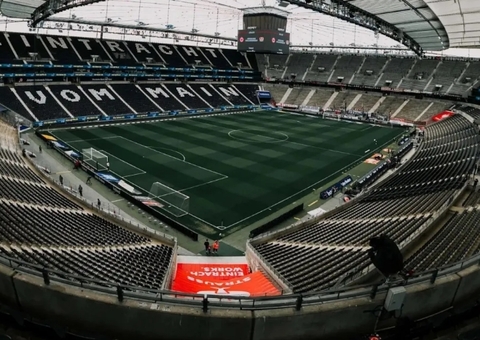 Duas pessoas ficam feridas após torcedor cair de arquibancada na Alemanha