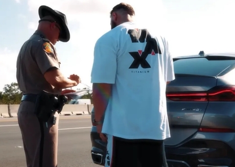 Nos EUA, Ramon Dino e treinador batem carro avaliado em R$ 800 mil